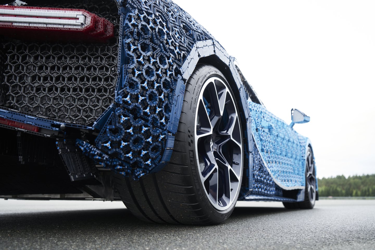 „Bugatti Chiron“ kopijai buvo panaudota daugiau nei 1 mln. „Lego“ detalių ir 2304 elektros varikliukai.<br> Gamintojo nuotr.