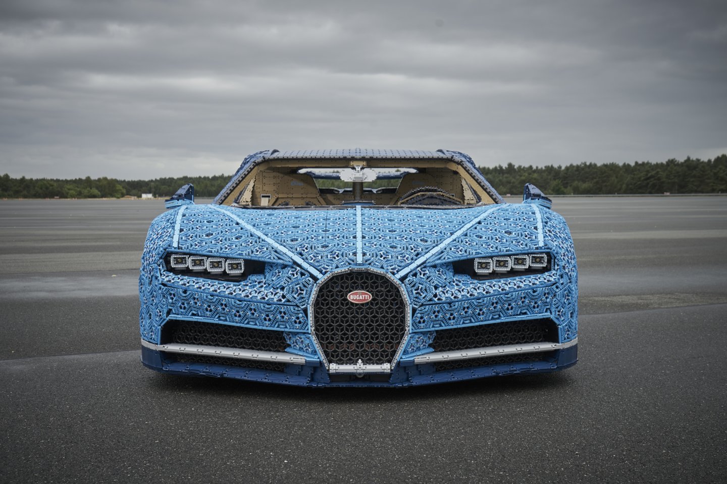  „Bugatti Chiron“ kopijai buvo panaudota daugiau nei 1 mln. „Lego“ detalių ir 2304 elektros varikliukai.<br> Gamintojo nuotr.