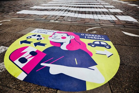 Sostinės perėjose atsiradę piešiniai primins pagrindinę saugaus eismo taisyklę