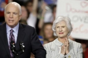 Johno McCaino motina – maištautoja, kuriai tenka laidoti savo sūnų