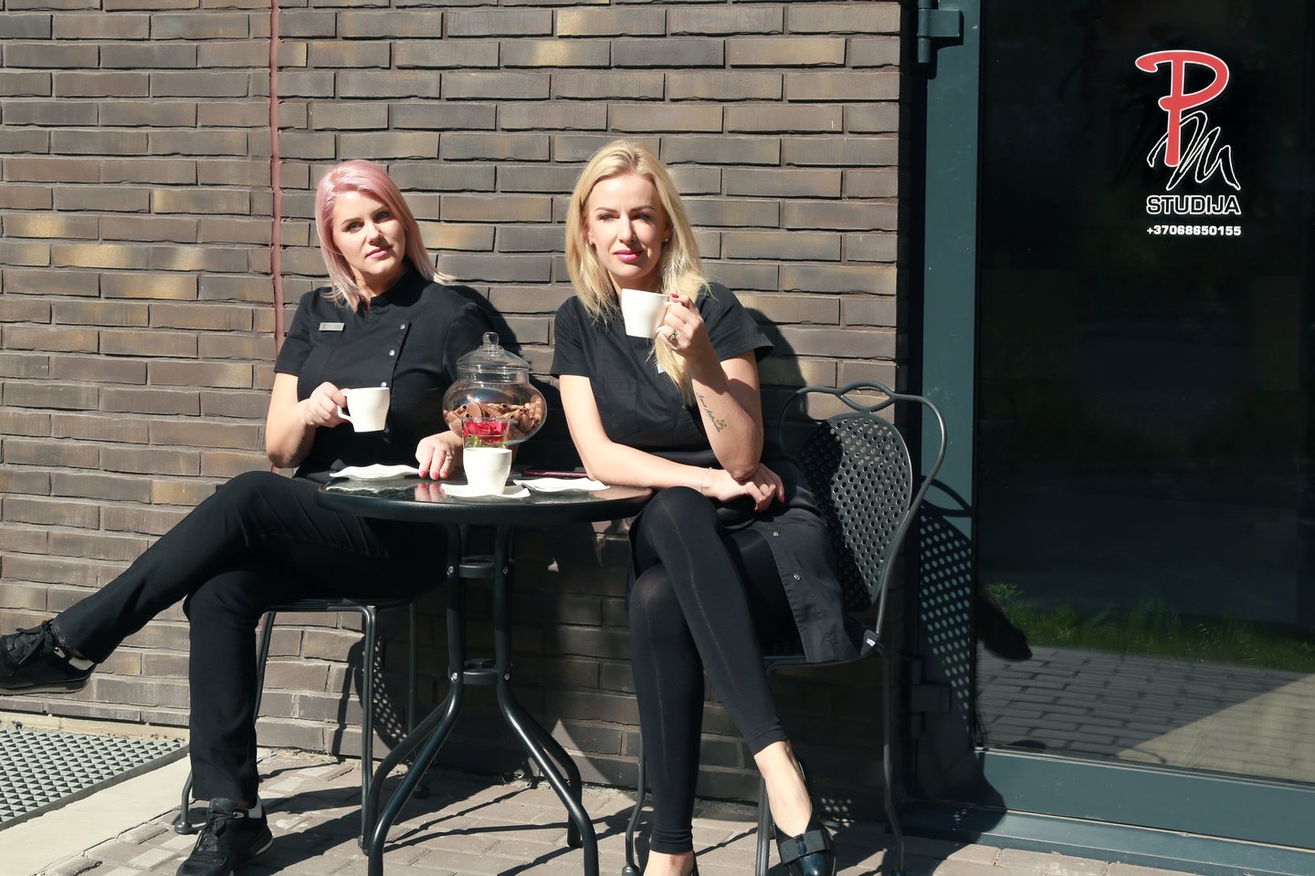 „PM studijos“ įkūrėjos, ilgalaikio makiažo meistrės Lilija Šmeliova ir Roma Žilionytė. <br>„PM studijos“ nuotr.