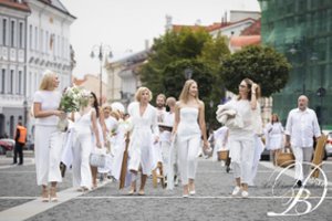 Rotušės aikštėje praūžė balta vakarienė: svečiai rodė išskirtinį stilių