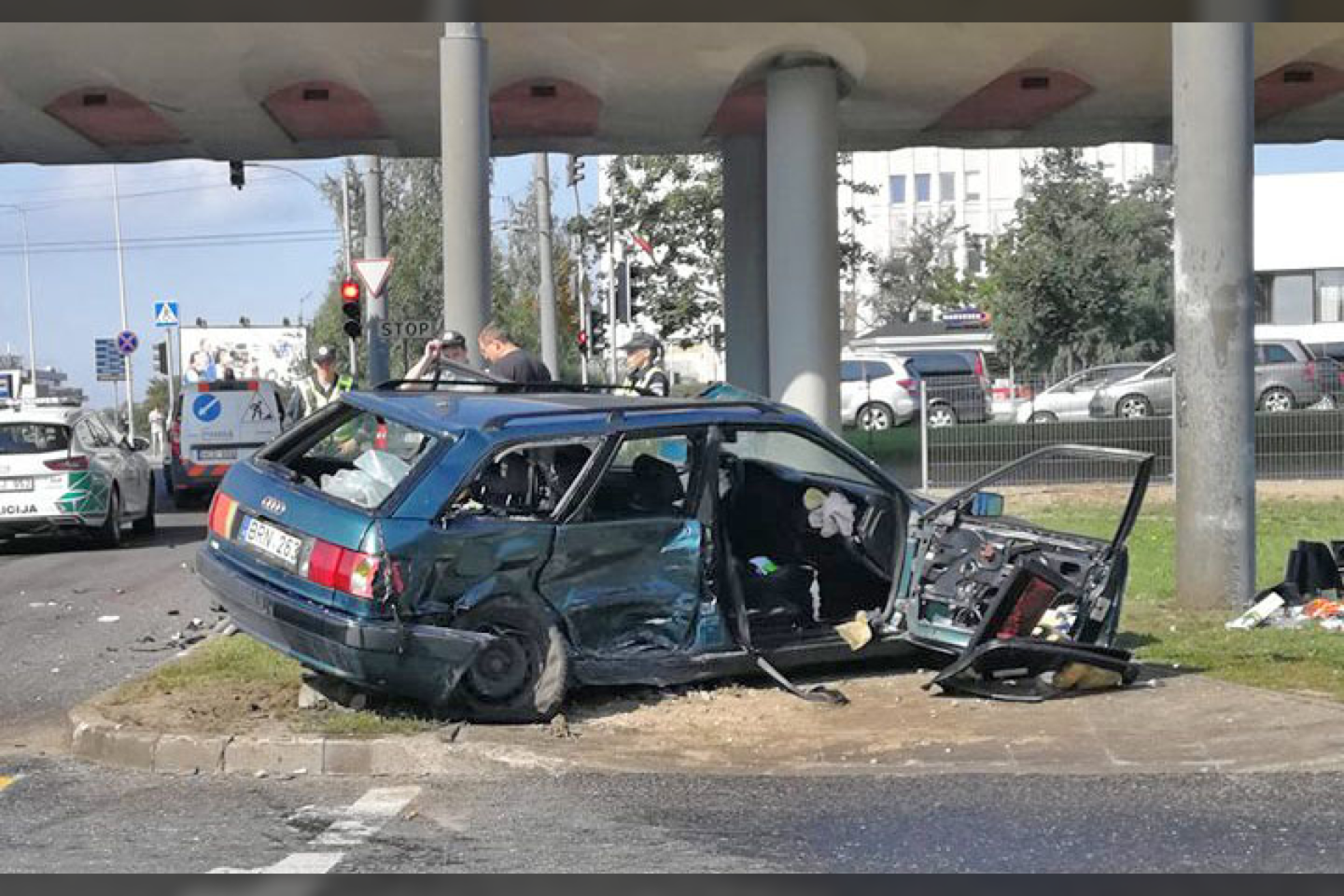 Avarija Vilniuje: sužeista daug žmonių, automobiliai sumaitoti nepataisomai.