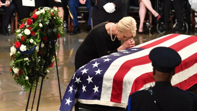 Išskirtinė garbė: senatoriaus J. McCaino palaikai pašarvoti Kapitolijuje