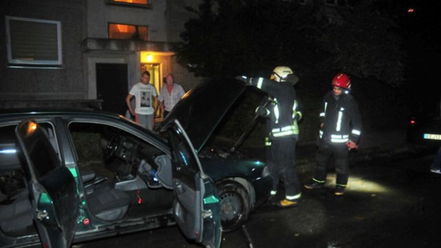 Keistas incidentas Vilniuje: užsidegęs „Audi A4“ pats užsivedė, ėmė važiuoti