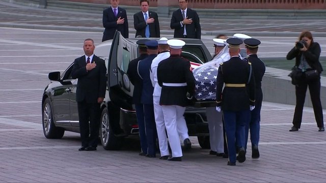 Johno McCaino laidotuvėse pasigirdo subtili kritika Donaldui Trumpui
