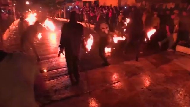 Kitoks festivalis Salvadore: skraidė degantys skudurai, miestelis skendo ugnyje