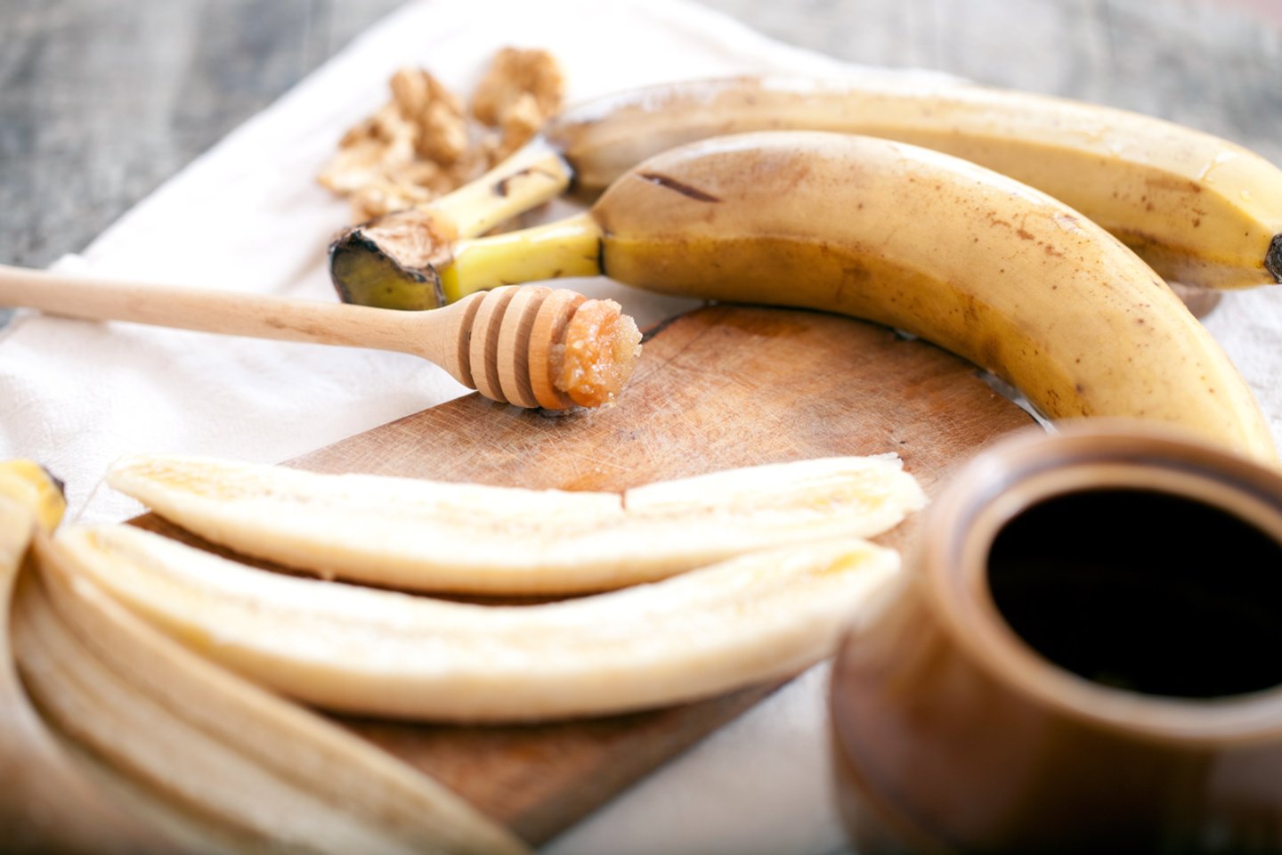 Bananai puikiai drėkina ir švelnina sausą, ramina sudirgusią, o cinamonas veikia antibakteriškai ir gydo žaizdeles.<br> 123rf nuotr.