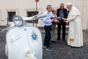 Popiežius Pranciškus gavo dovanų motorolerį „Vespa“