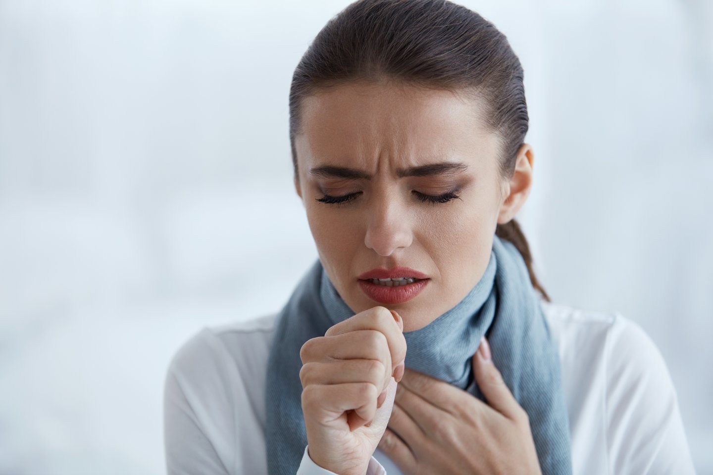 Ūminį bronchitą nuo paprasto kosulio atskirti nėra sudėtinga, jam būdingi viršutinių kvėpavimo takų infekcijos simptomai.<br> 123rf nuotr.