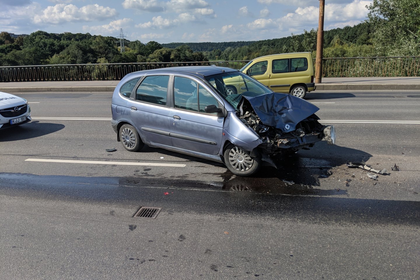 Per avariją Vilniuje sužeisti du žmonės, susidarė transporto grūstis.