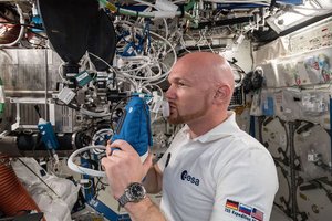 Beveik anekdotas: kad sulaikytų plūstantį orą, astronautui skylę teko užkimšti kūno dalimi