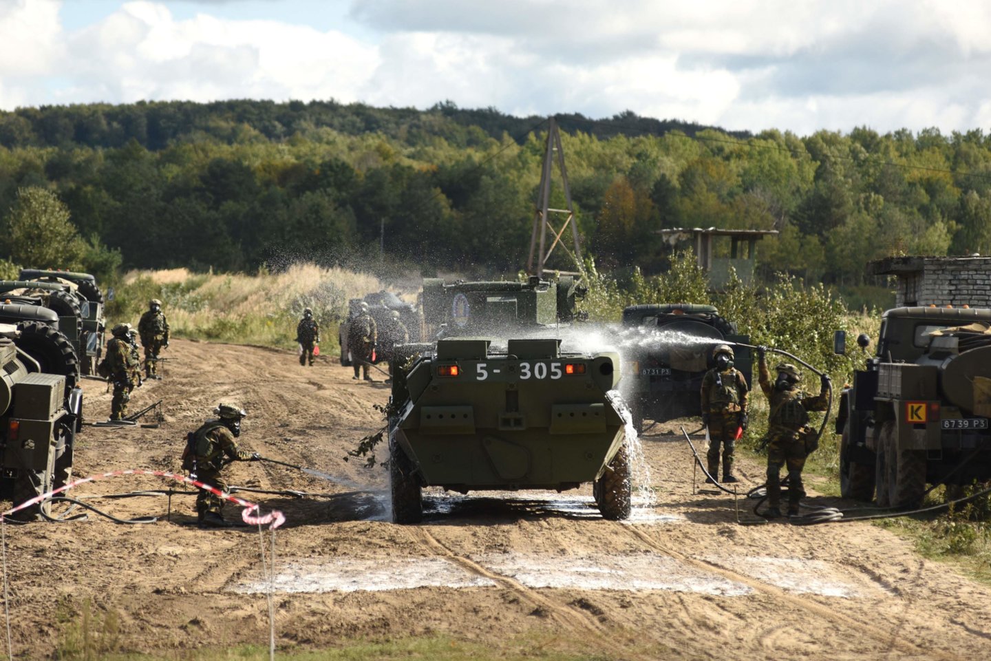 Ukraina pirmadienį pradėjo bendras karines pratybas su Jungtinių Valstijų ir virtinės kitų NATO šalių pajėgomis, tebetvyrant didžiulei įtampai su Rusija dėl Kremliaus palaikomo separatistinio sukilimo šalies rytuose.