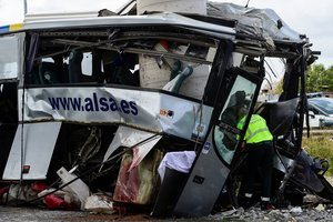 Ispanijoje autobusui atsitrenkus į viaduko atramą žuvo mažiausiai penki žmonės