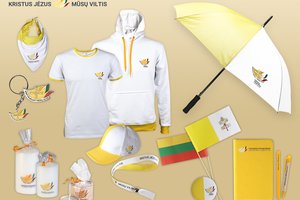 Prekybininkai nesnaudžia – jau prekiauja popiežiaus Pranciškaus vizitui skirta atributika 