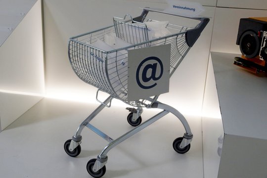 Išlaidauja pirkdami internetu ir nė neketina sustoti   