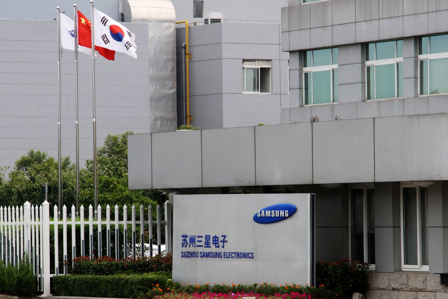 Vienoje „Samsung Electronics“ elektroninių schemų gamykloje antradienį nutekėjus anglies dvideginiui, žuvo vienas darbuotojai, o dar du nukentėjo, informavo Pietų Korėjos bendrovės.