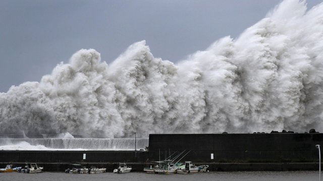 Japoniją siaubia baisus taifūnas „Jebi“, yra žuvusių