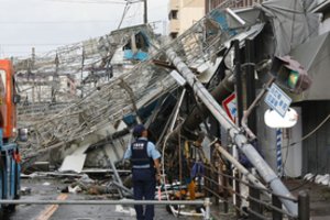 Šeši žmonės žuvo Japoniją pasiekus stipriausiam per ketvirtį amžiaus taifūnui