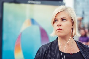 Menininkai kviečia atsipalaiduoti sostinės viešojo transporto stotelėse