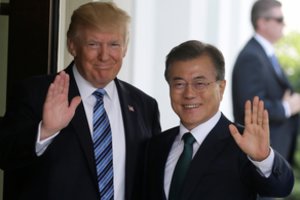 Donaldas Trumpas ir Moon Jae-inas telefonu aptarė artėjantį Korėjų viršūnių susitikimą