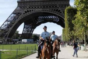 Paryžiuje iš rusų turistų pagrobta milijono dolerių vertės papuošalų ir rūbų