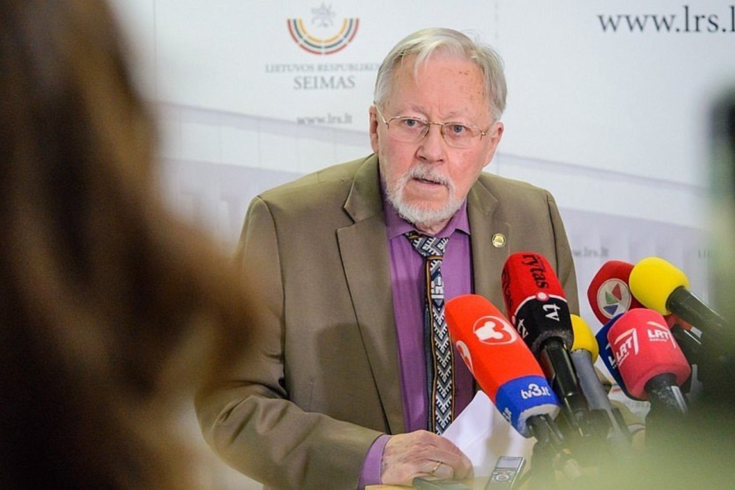 Paklaustas, kaip vertina situaciją, susiklosčiusią dėl V. Ušacko, V. Landsbergis buvo lakoniškas. Anot jo, jau aišku, kad V. Ušackas apsisprendė dalyvauti prezidento rinkimuose, kaip savarankiškas kandidatas.