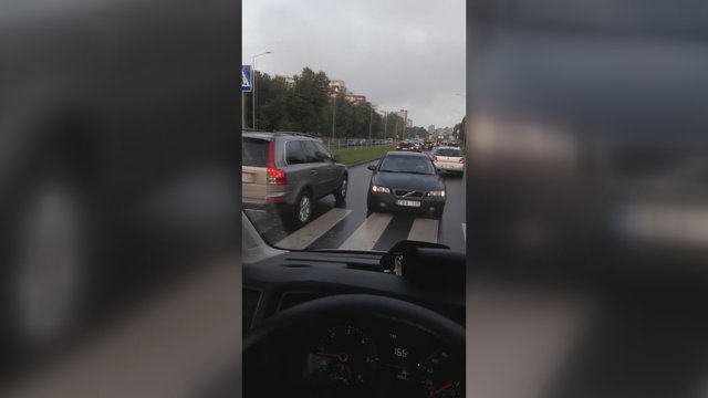 Chaosas Kauno gatvėse: užfiksavo kuriozą – vairuotojas bandė išvengti balos