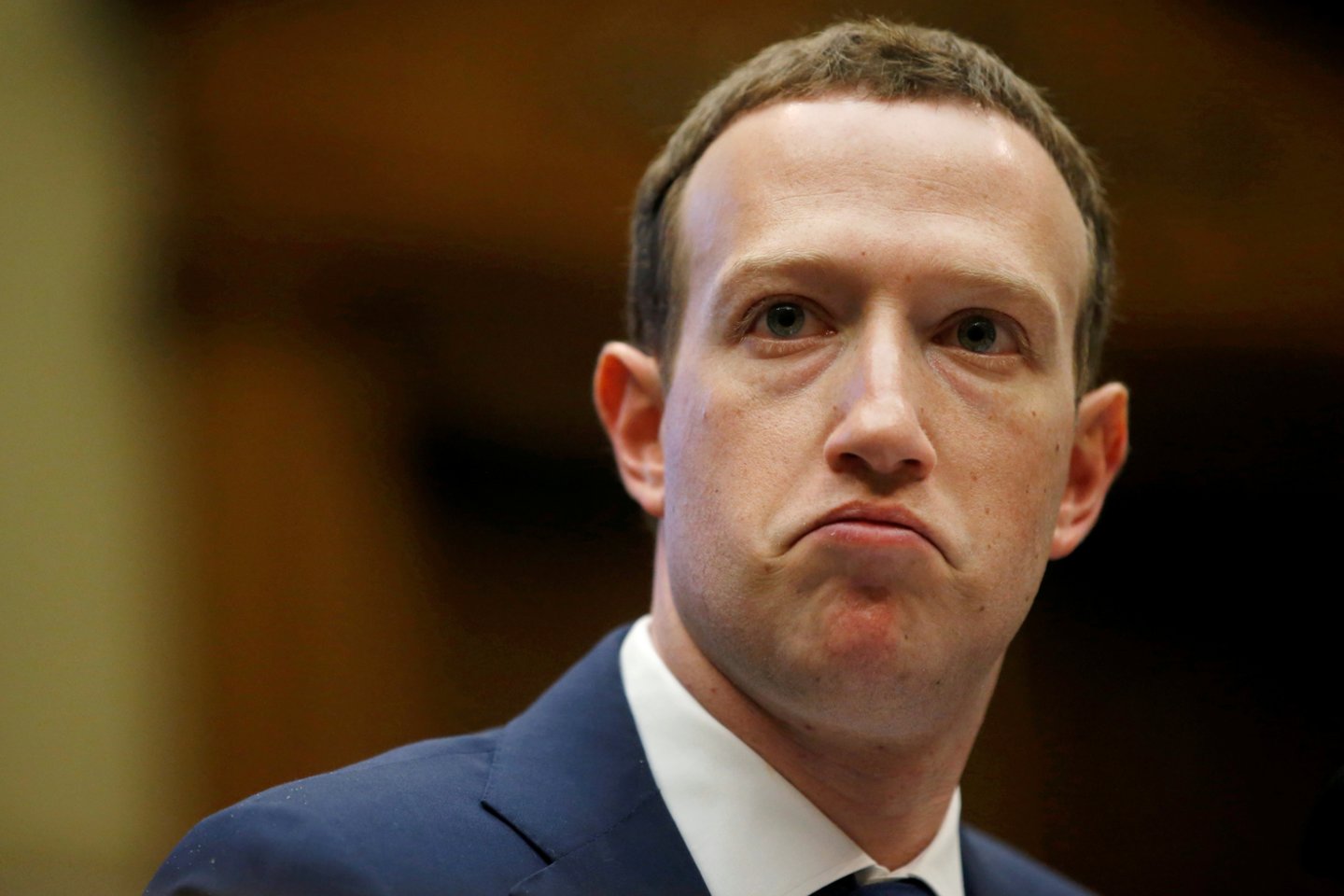 „Facebook“ vadovas Markas Zuckerbergas antradienį pareiškė, kad didžiausias pasaulyje socialinis tinklas ir kitos interneto bendrovės dalyvauja „ginklavimosi varžybose“, kurių tikslas apginti ant kortos pastatytą demokratiją.