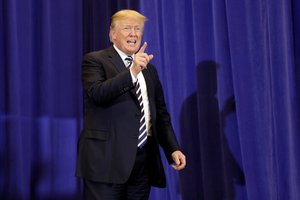 Donaldas Trumpas įsiutęs: Baltuosiuose rūmuose audrą sukėlė atvira knyga