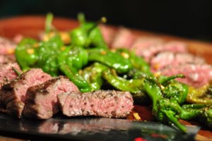 Jautienos paslėpsnių kepsnys su keptais Padrono pipirais