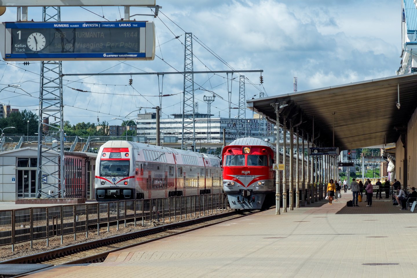 Programėlės naudotojas, priartėjęs prie geležinkelio, gaus pranešimą, kad artėja prie pavojingos geležinkelio zonos – žemėlapyje bus matoma žmogaus buvimo vieta ir artimiausia perėja, tiltas ar viadukas, kuriais jis gali saugiai kirsti geležinkelį.