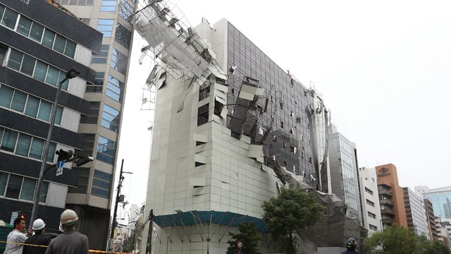 Siaubą keliantys vaizdai iš audros niokojamos Japonijos: akyse griūva pastatai