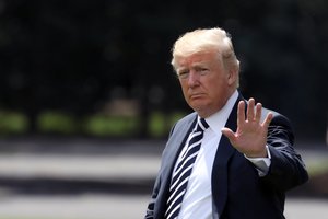 Dėl skandalingos knygos D. Trumpas siūlo keisti atsakomybę už šmeižtą numatančius įstatymus