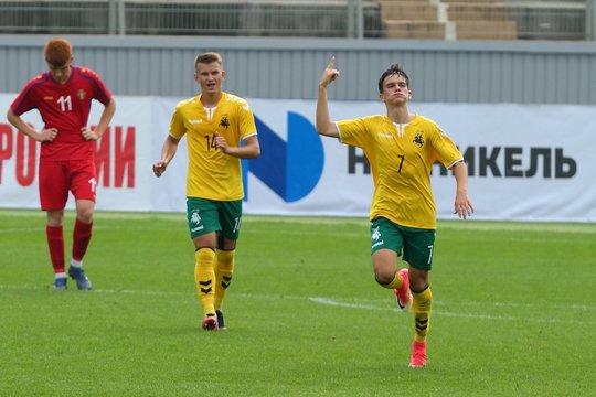 Lietuvos 19-mečiai futbolininkai toliau siaučia V. Granatkino turnyre