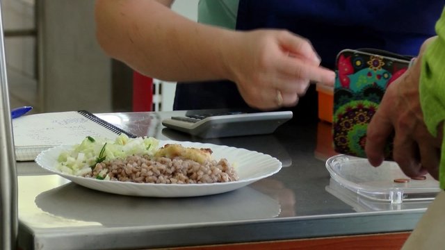 Mokyklų valgyklų tuštėjimo metas – maistu nepatenkinti net suaugusieji