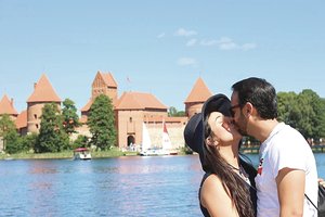 Pažinčių agentūros įkūrėjo anūkė pirmojo savo bučinio laukė iki vestuvių