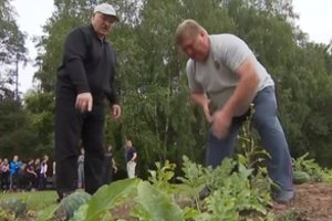 Derliaus šventė Baltarusijoje: Aliaksandras Lukašenka parodė, kaip reikia dirbti