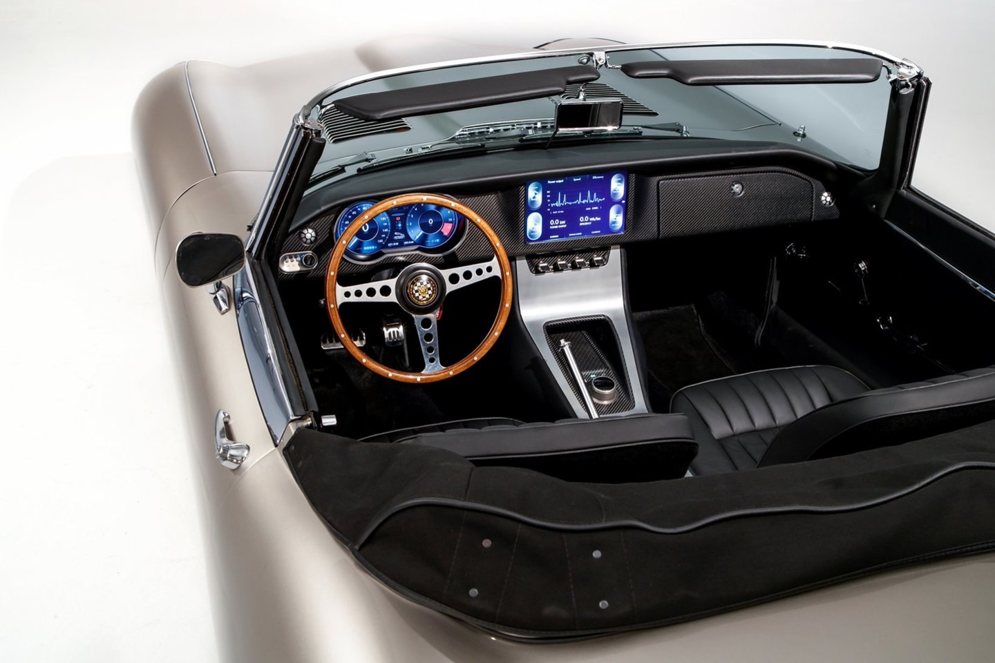  „Jaguar E-type Zero“ elektromobiliai bus gaminami ribota serija.<br> Gamintojo nuotr.