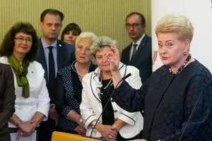 Dalia Grybauskaitė sako, kad viešai nerems nė vieno kandidato į prezidentus