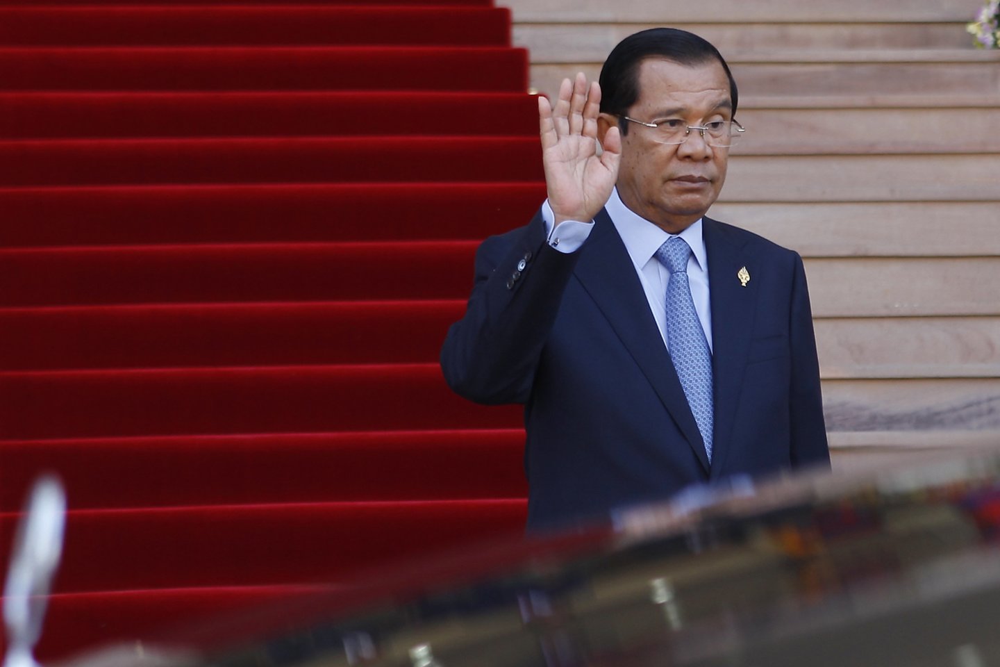  Kambodžos ilgametis lyderis Hun Senas ketvirtadienį buvo formaliai paskirtas ministru pirmininku naujai kadencijai po vasarą įvykusių rinkimų, kuriuose jo partija užsitikrino visas vietas parlamente.<br> AP nuotr.