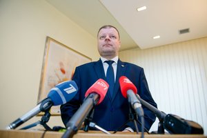 Tiesia kelią prezidentui: ištraukė kortą, kuri vieniems minkština širdį, kitus dusina