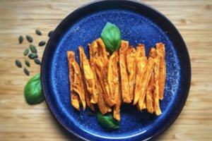 Saldžiųjų bulvių lazdelės – puikus ir greitai paruošiamas užkandis 