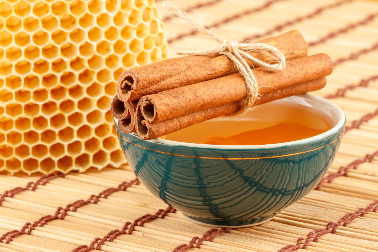  Medus ir cinamonas padeda palengvinti daugybę sveikatos sutrikimų. <br> 123rf nuotr. 