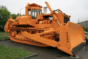 Į didžiausią Čeliabinsko buldozerį rusai sumontavo beprotišką variklį