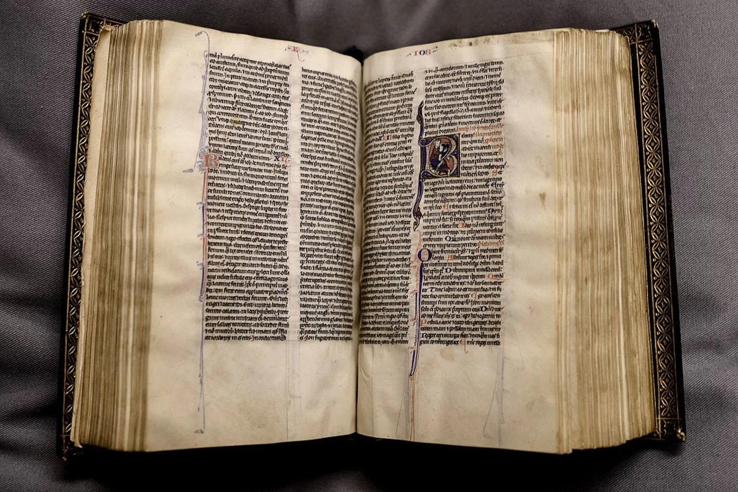  Kišeninio dydžio XIII a. Biblija buvo sugrąžinta į Kenterberio katedrą po to, kai 500 metų ji buvo laikoma pamesta.<br> Kenterberio katedros nuotr.