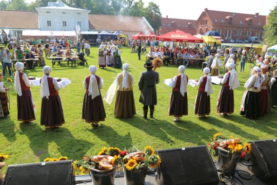 Šventė Raudondvaryje vilios rudens gėrybėmis ir vokiškomis vaišėmis