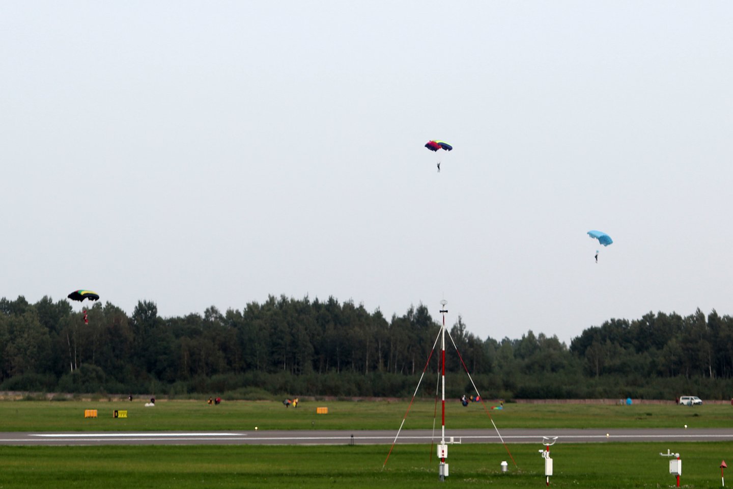 Iš dviejų Lietuvos Karinių oro pajėgų transporto lėktuvų „Spartan“ iššokę 102 parašiutininkai pasiekė Lietuvos rekordą.<br> R.Vitkaus nuotr.