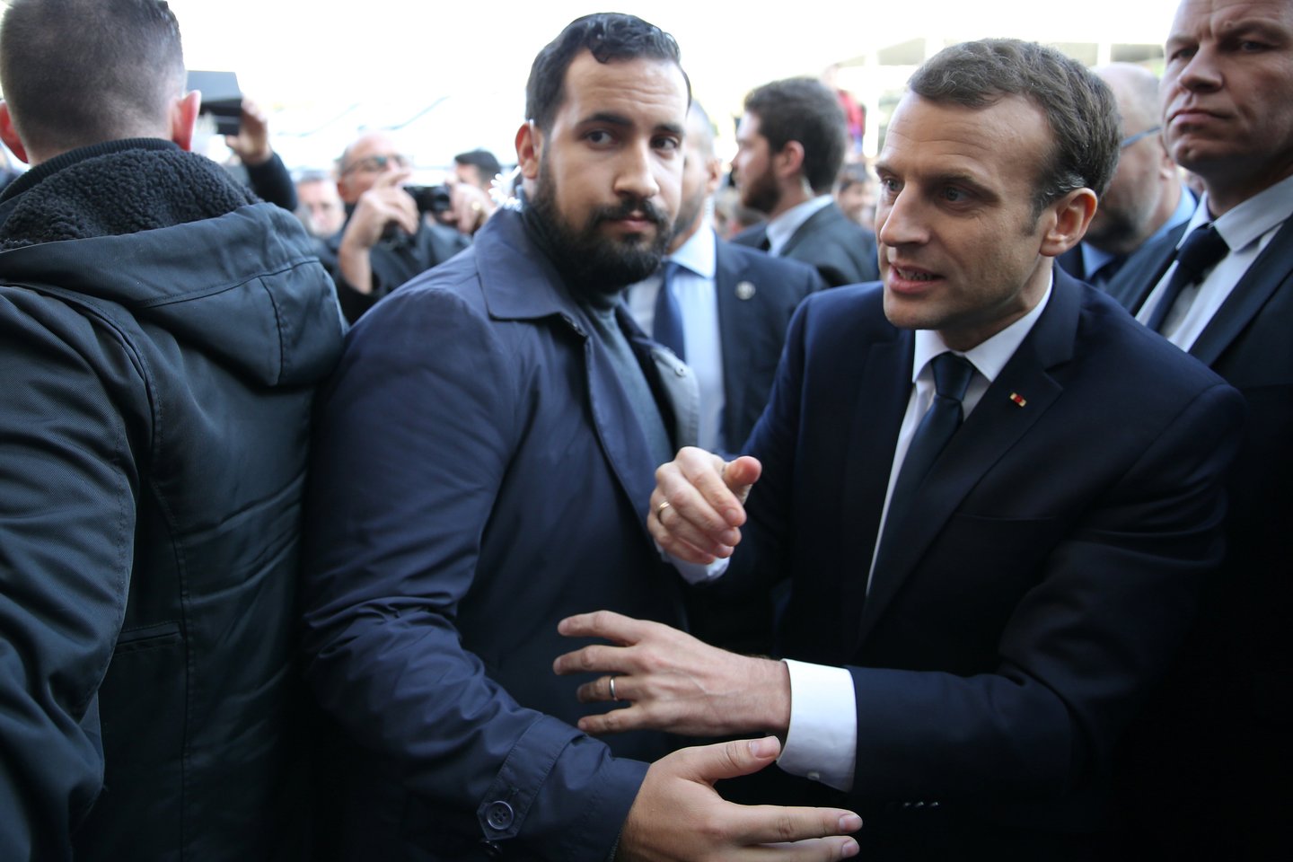 Kai pernai gegužę išrinktas E.Macronas pergalingai žengė susitikti su gerbėjų minia, tikriausiai nemanė, kad vos po metų jo nekęs dauguma prancūzų.<br>Reuters/Scanpix nuotr.