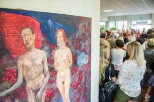 Aršiausias jubiliejų švenčiančio tapytojo Šarūno Saukos kritikas – miestelio klebonas